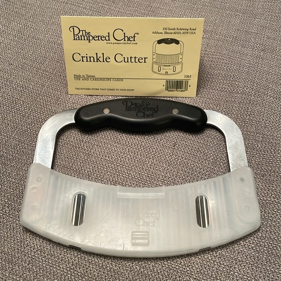 The Pampered Chef CRINKLE CUTTER with Plastic Guard & Original Product Card - Picture 9 of 9
